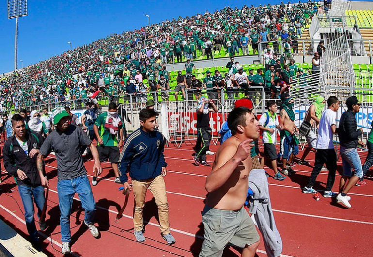 Aficionados de Colo Colo y Santiago Wanderers se enfrentan.