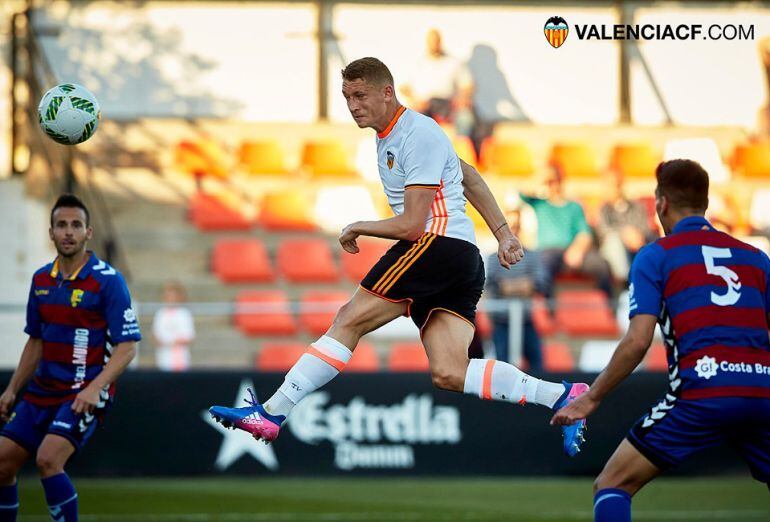 Zotko remata de cabeza en un partido con el Mestalla