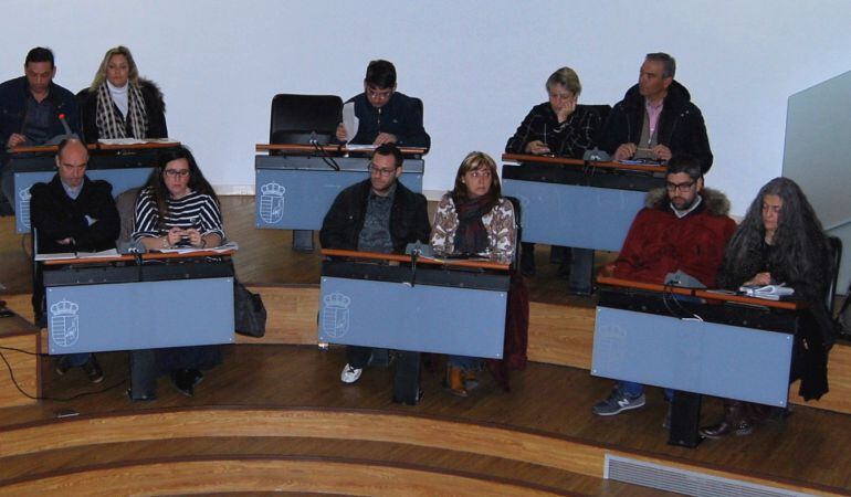 Los concejales de Cambiemos, en la bancada inferior, son el principal grupo de la oposición en Parla