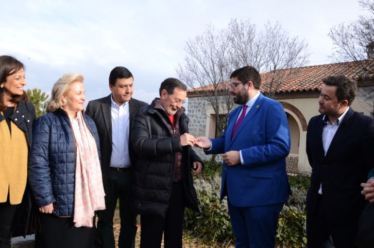 Momento en el que el presidente de la Diputación entrega la llave de la vivienda al pesidente de la AECC