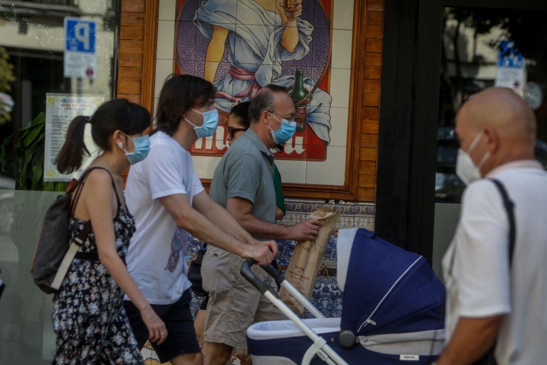 Transeúntes pasean por una calle  