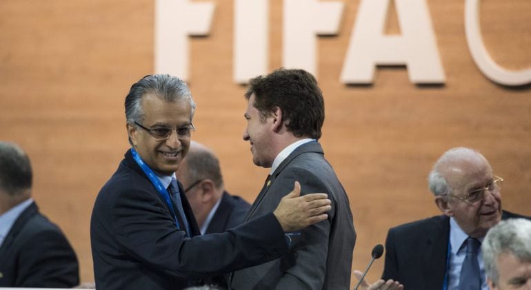 El candidato a la presidencia de la FIFA Salman bin Ebrahim Al Khalifa (izquierda) saluda a un delegado a su llegada al Congreso Extraordinario de la FIFA.