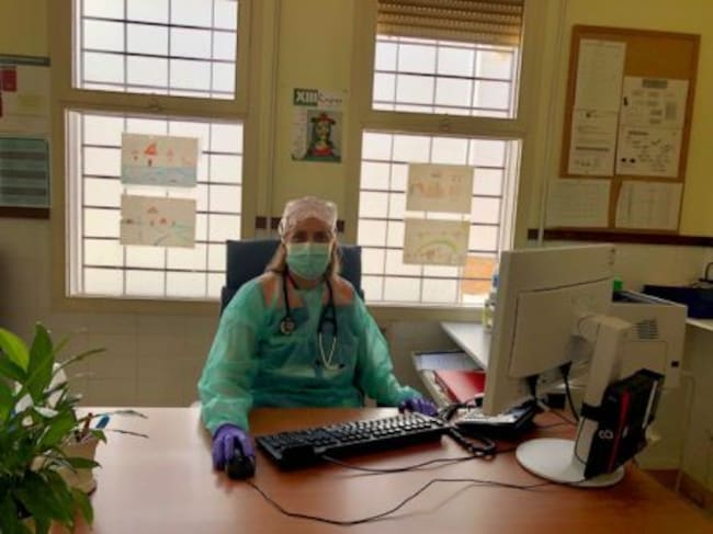 Marián Soriano en su despacho del centro de salud de Moguer.