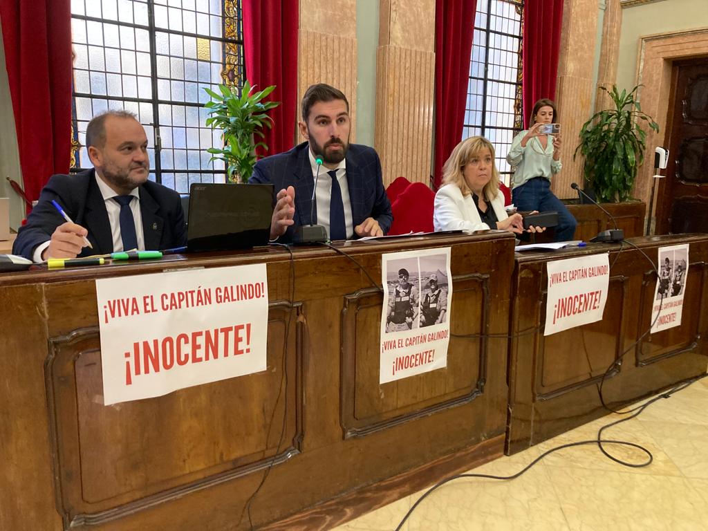 Los concejales de Vox han colocado carteles de apoyo al capitán Fernández Galindo en el pleno de este mes de octubre en el Ayuntamiento de Murcia