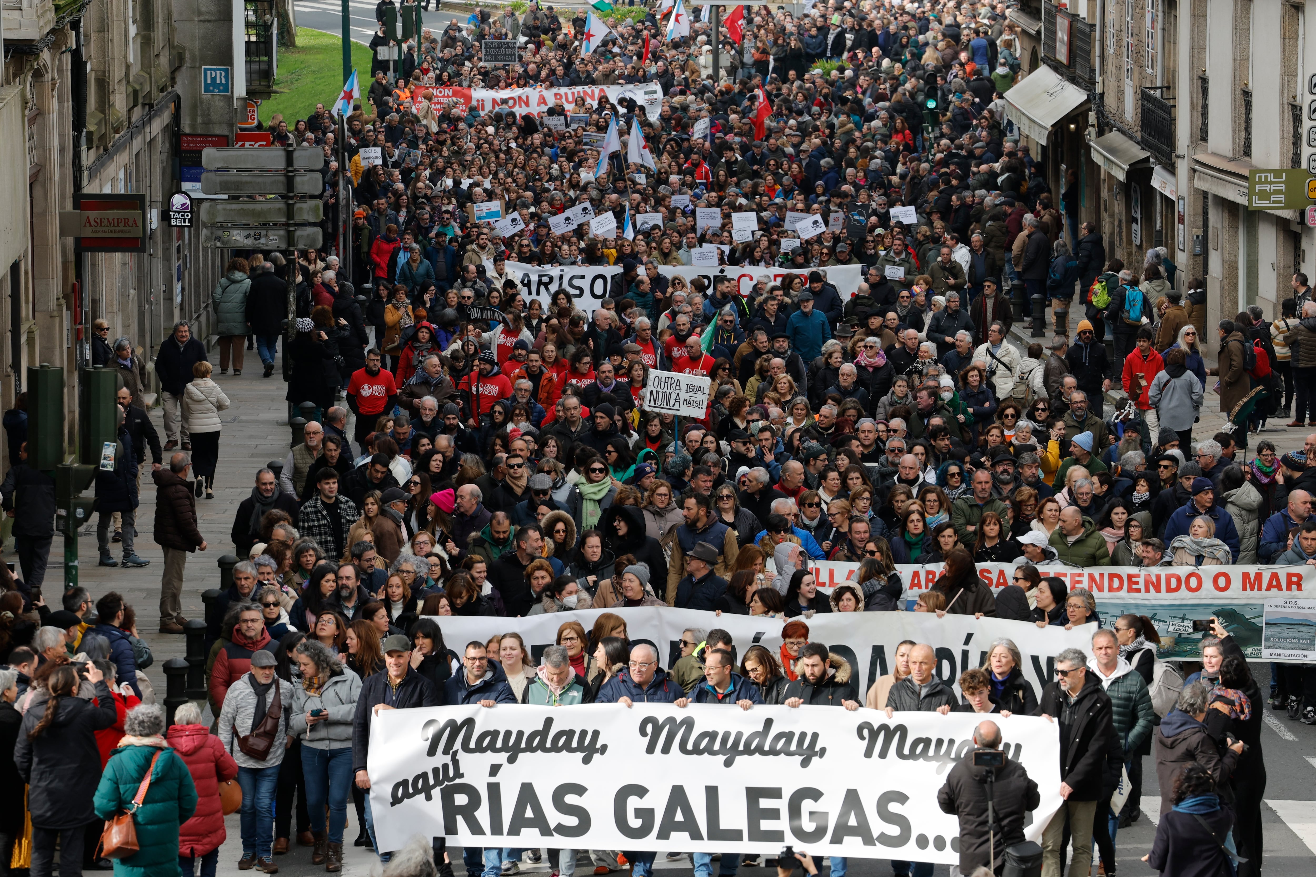 SANTIAGO DE COMPOSTELA, 21/01/2024.- Organizaciones ecologistas y de defensa del mar se movilizan este domingo en la capital gallega por la crisis productiva de las rías y contra la gestión del episodio contaminante causado por el vertido de &quot;pellets&quot; que continúan llegando a la costa de Galicia y a otras zonas el norte. EFE/ Lavandeira Jr
