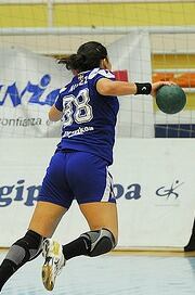 María Nuñez a pùnto de batir a la portera gallega