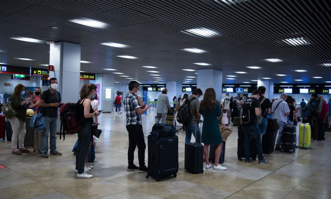 Pasajeros en el aeropuerto de Barajas.