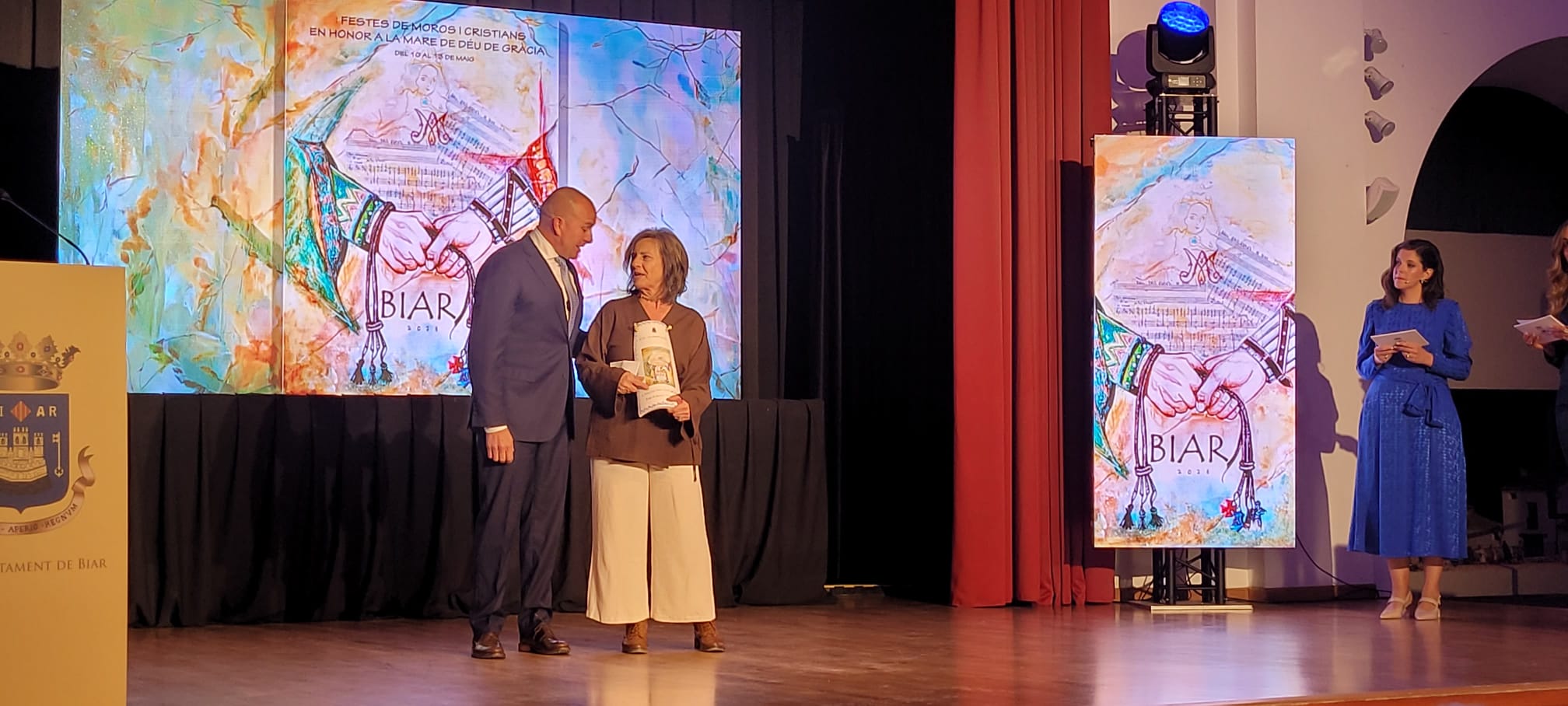 María José Sarrió, autora del cartel, con el concejal de fiestas