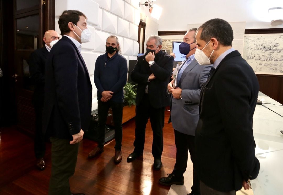 El presidente de la Junta y el consejero de Agricultura en la reunión mantenida con las organizaciones agrarias