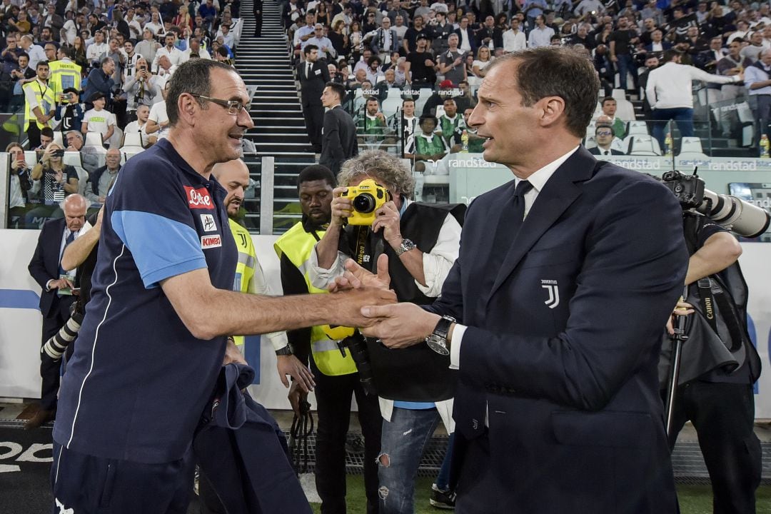 Maurizio Sarri saluda a Allegri durante su etapa en el Nápoles