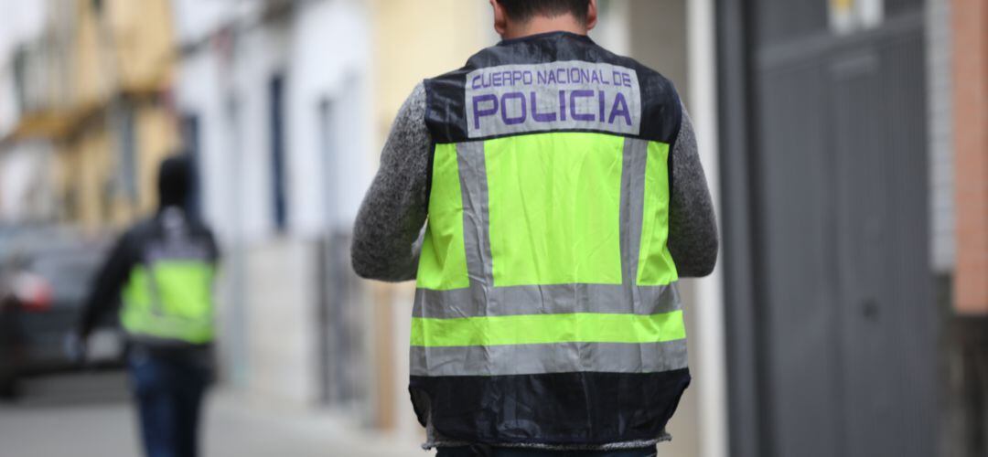 Un Policía Nacional durante una de sus operaciones