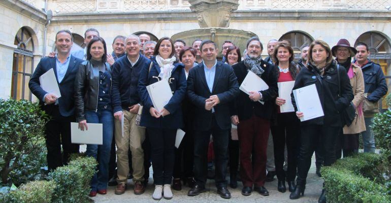 El presidente de la Diptuación, Francisco Reyes (centro), con los alcaldes de los muniocipios que han recibido estas ayudas a la digitalización.