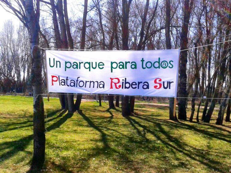 Pancarta reivindicando que el "Ribera Sur" sea un parque público.