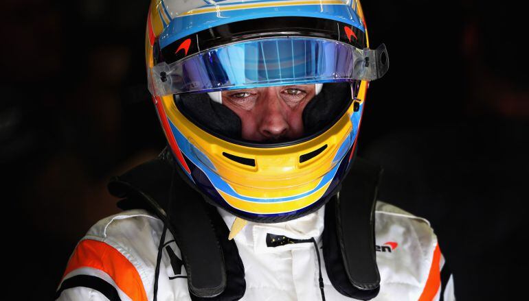 Fernando Alonso, en el box antes de montar en el coche