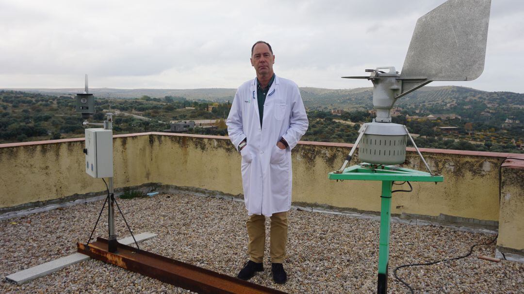 Doctor Ángel Moral, junto al medidor de pólenes