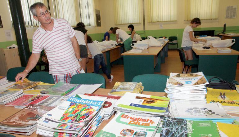 Un centro escolar organiza los libros del programa 'Releo'