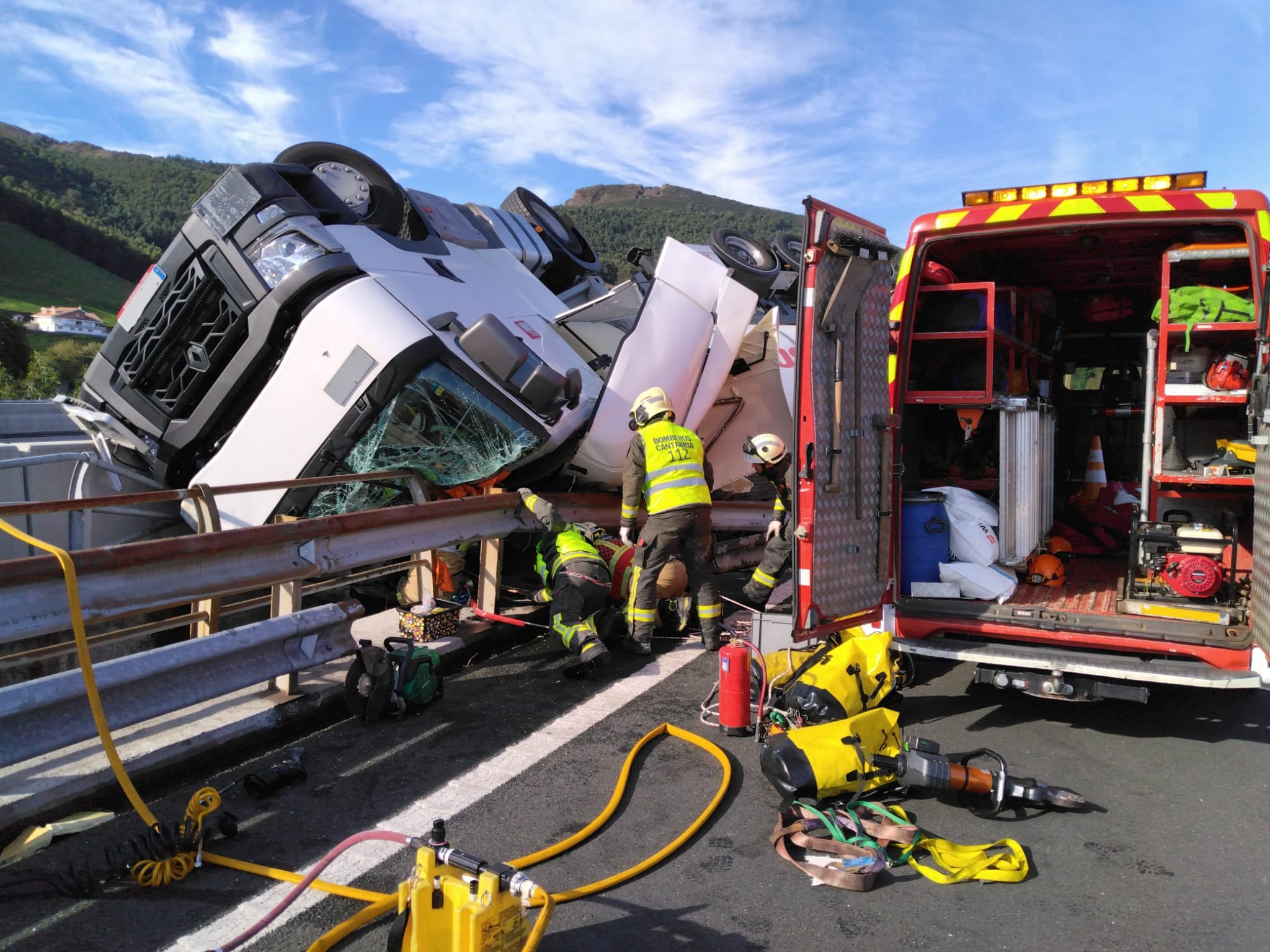 Estado en el que ha quedado el camión accidentado en la A-8 a la altura de Castro Urdiales.