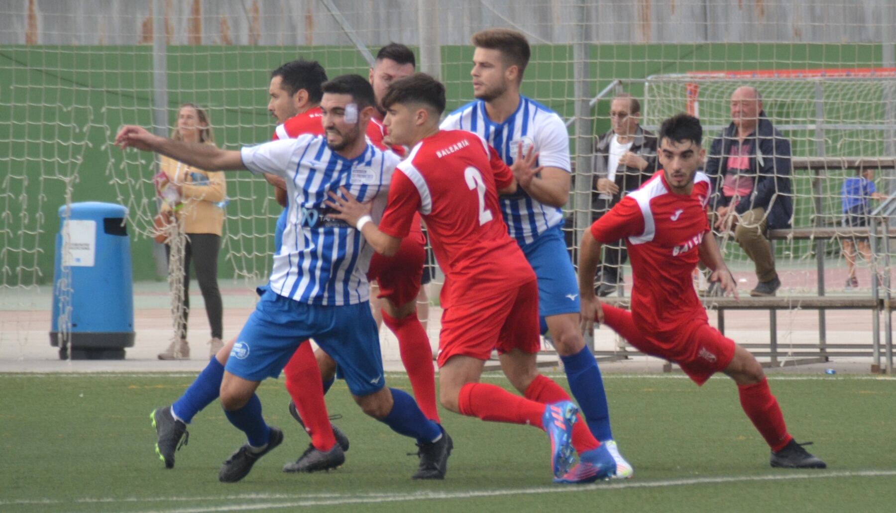 Estrechos marcajes entre jugadores del Promesas Sueca y Dénia.