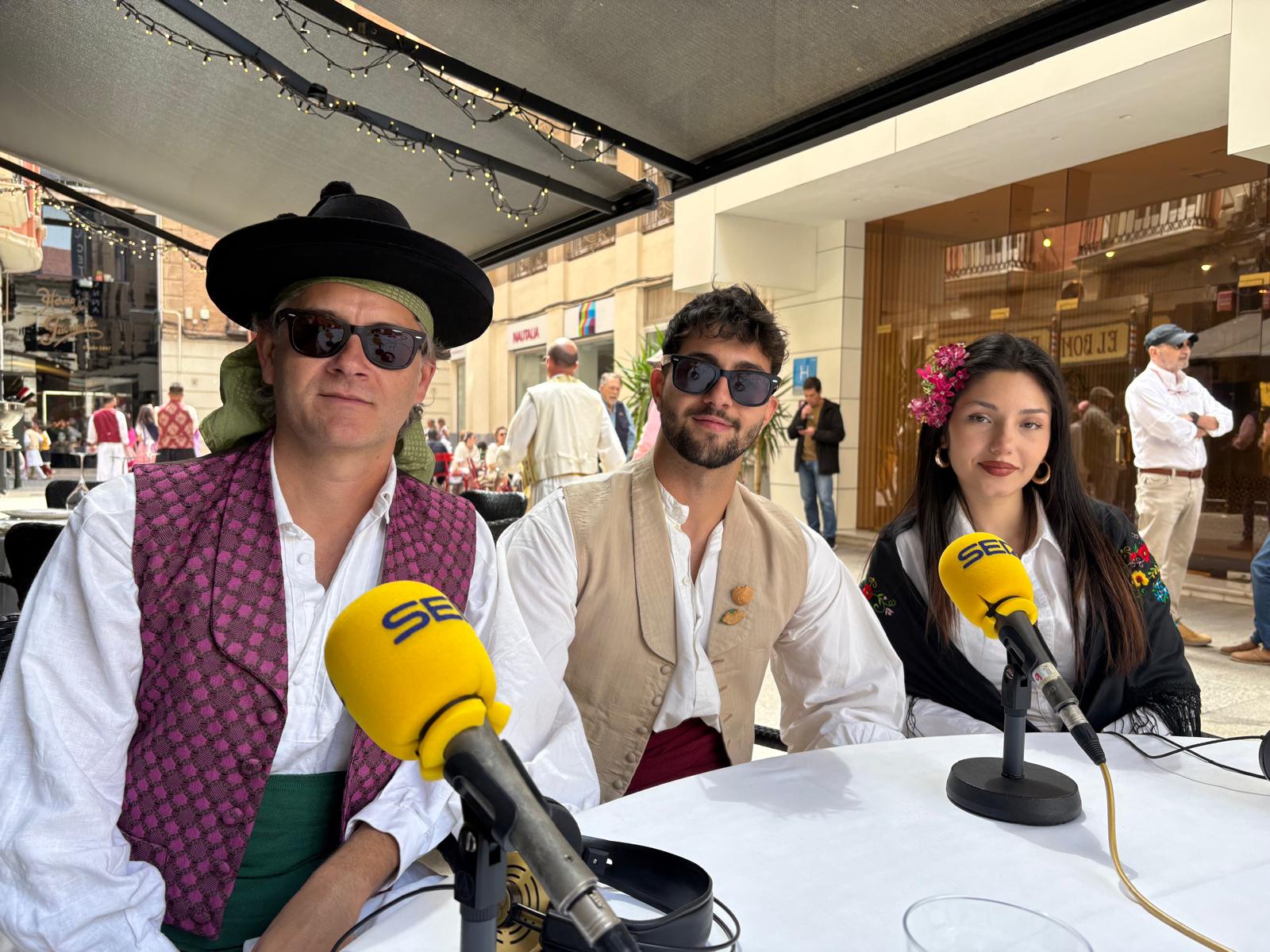 Eugenio González Cremades, murciano, director general de Cultura de Cartagena y responsable del festival La Mar de Músicas, junto a Arda Can Bahur y Sebnem Berfin Gunduz, estudiantes Erasmus procedentes de Turquía que viven su primer Bando de la Huerta en Murcia.