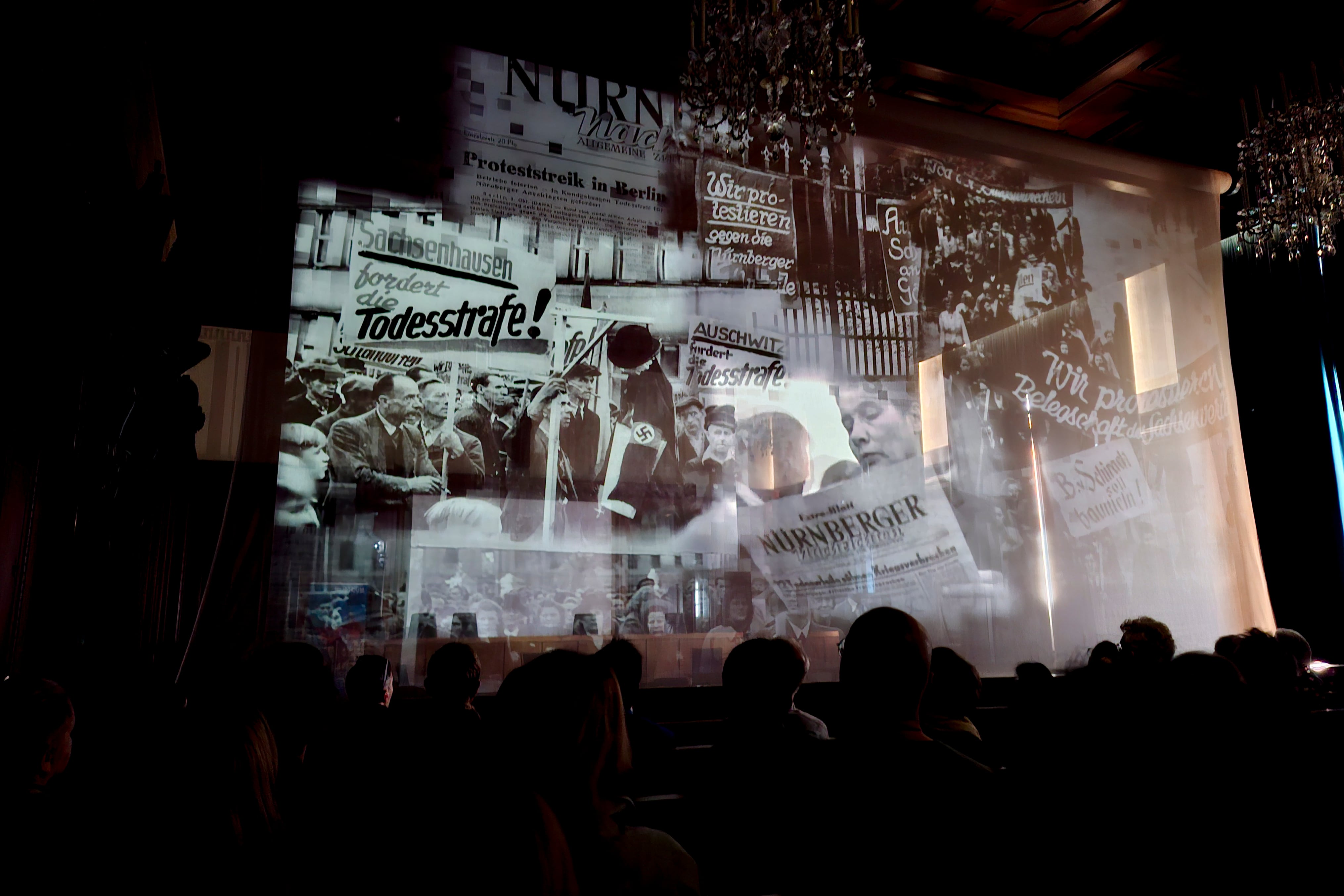 En la imagen, a través de un &quot;viaje en el tiempo&quot; el Memorium Juicios de Núremberg muestra a los visitantes el aspecto original de la sala en la que se celebraron los procesos.