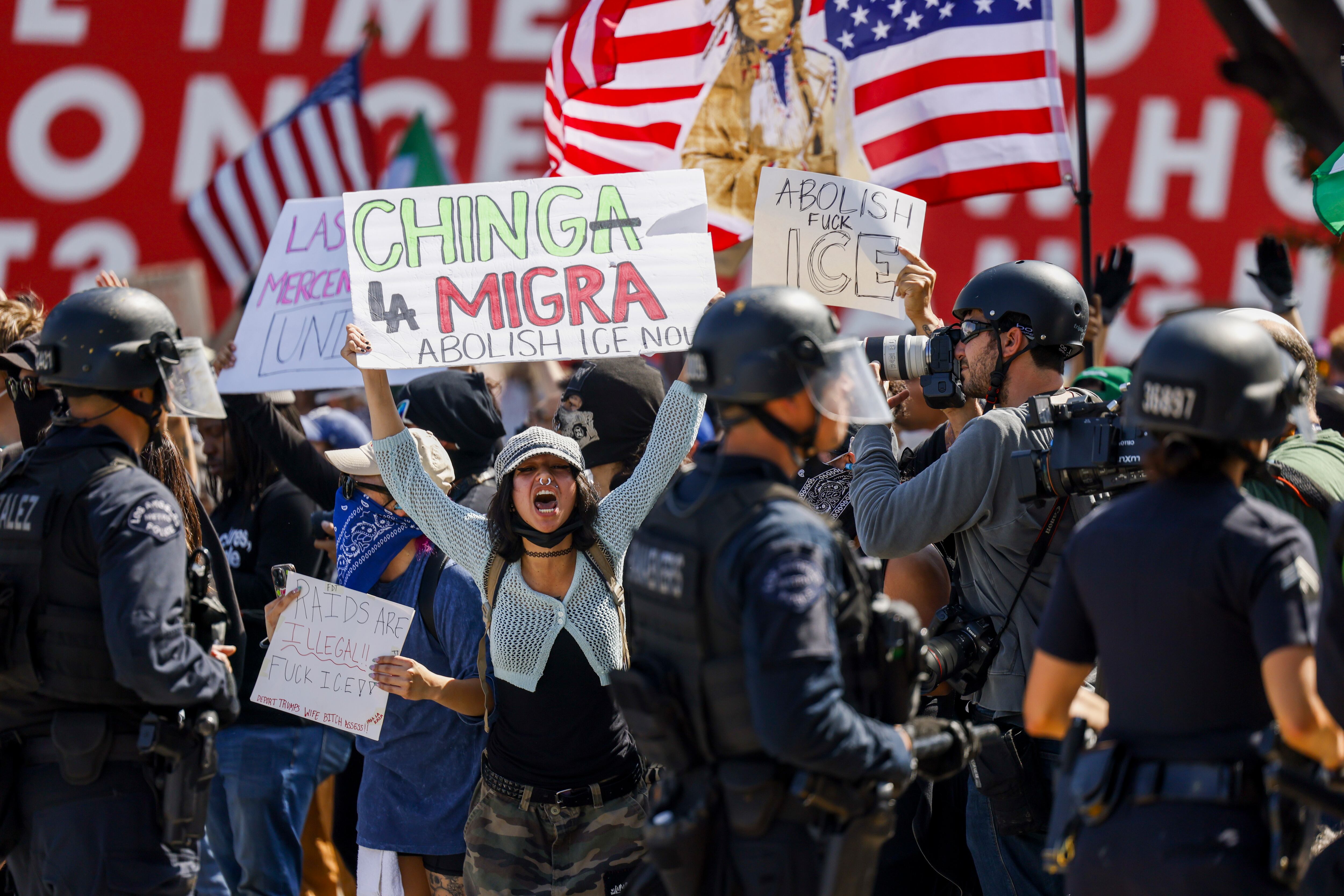 LOS ANGActivistas exhiben pancartas durante las protestas provocadas por las redadas migratorias en Los Ángeles, California