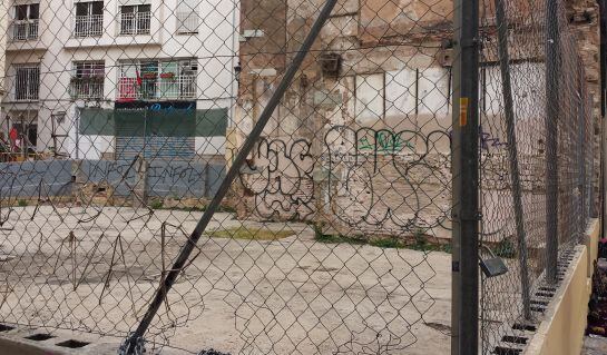 Detalle del solar contiguo al edificio del relojero