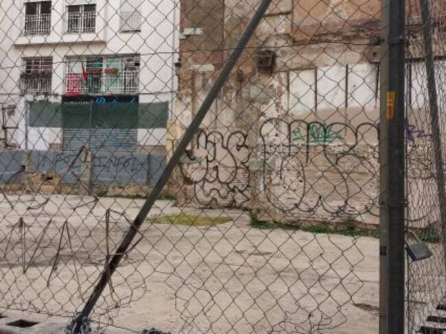 Detalle del solar contiguo al edificio del relojero