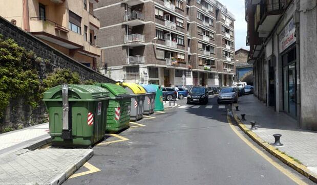 Contenedores calle Eskalantegi, lado donostiarra