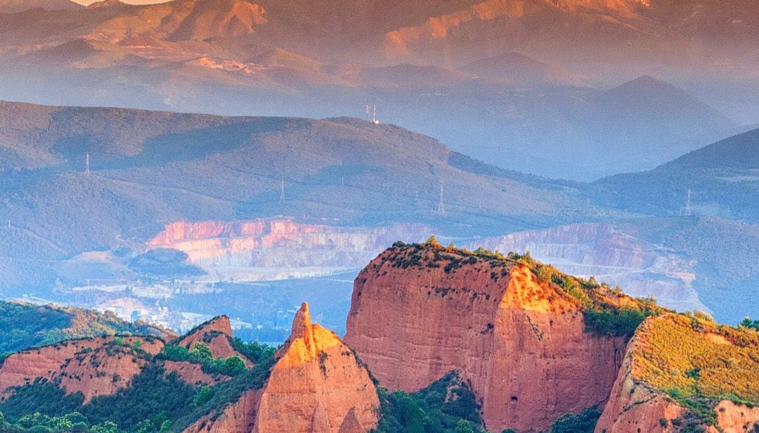 La cantera, al fondo, tras Las Médulas