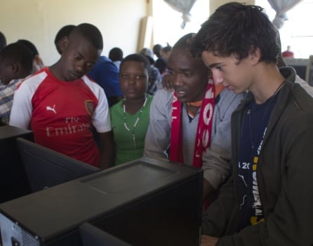 Voluntario dando clases de informática a los habitantes locales