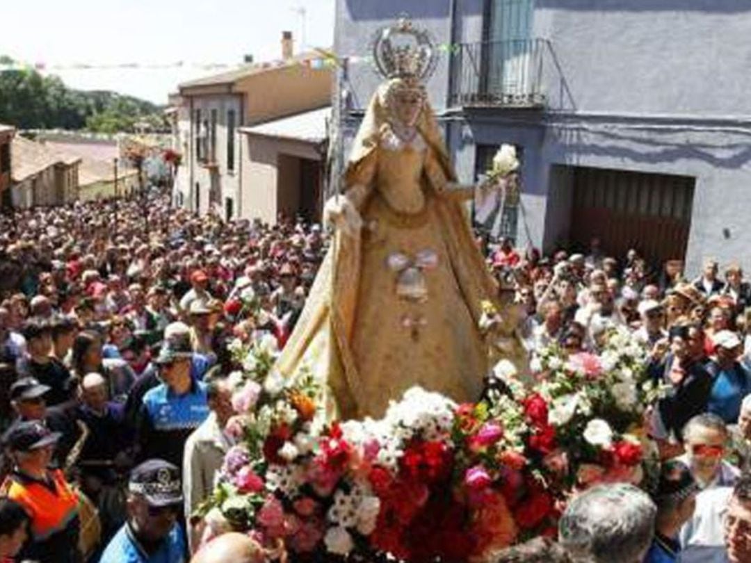 Paso de la romería de la Virgen de la Concha por las calles de la localidad de La hiniesta 