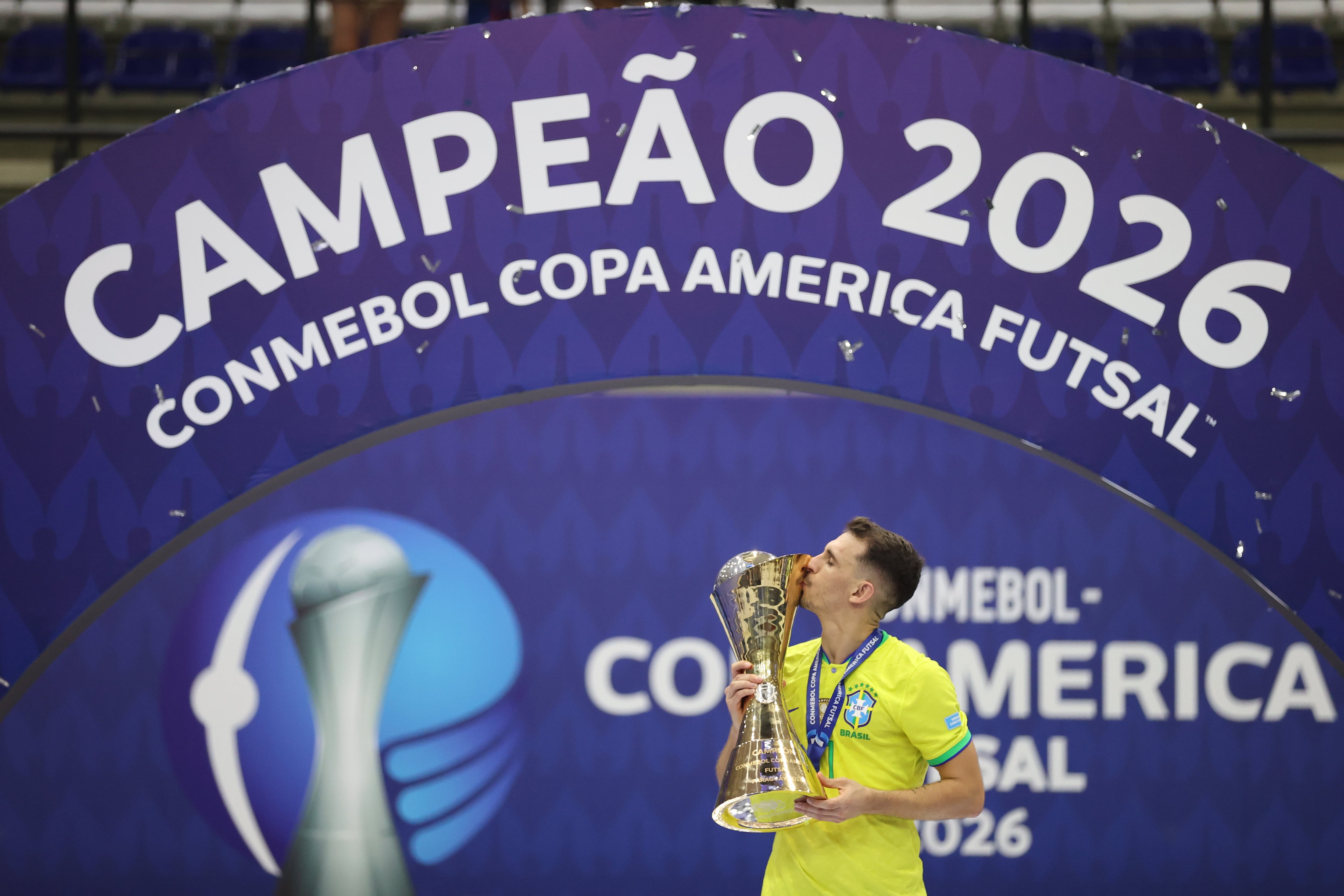 AME610. LUQUE (PARAGUAY), 01/02/2026.- Marcel Marques de Brasil celebra con el trofeo al ganar la final de la Copa América de Fútbol de Salón contra Argentina este domingo, en el Comité Olímpico Paraguayo, en Luque (Paraguay). EFE/ Juan Pablo Pino