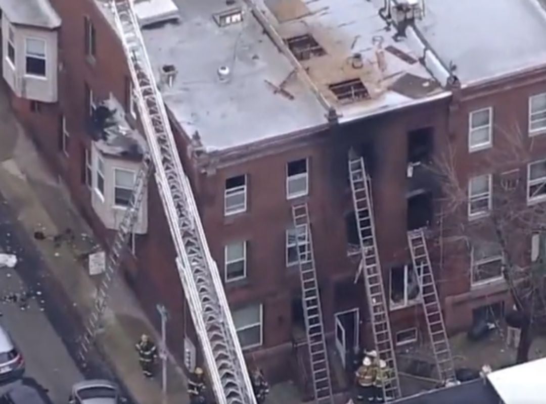 Un incendio en Filadelfia deja trece fallecidos, siete de ellos niños (captura de vídeo).