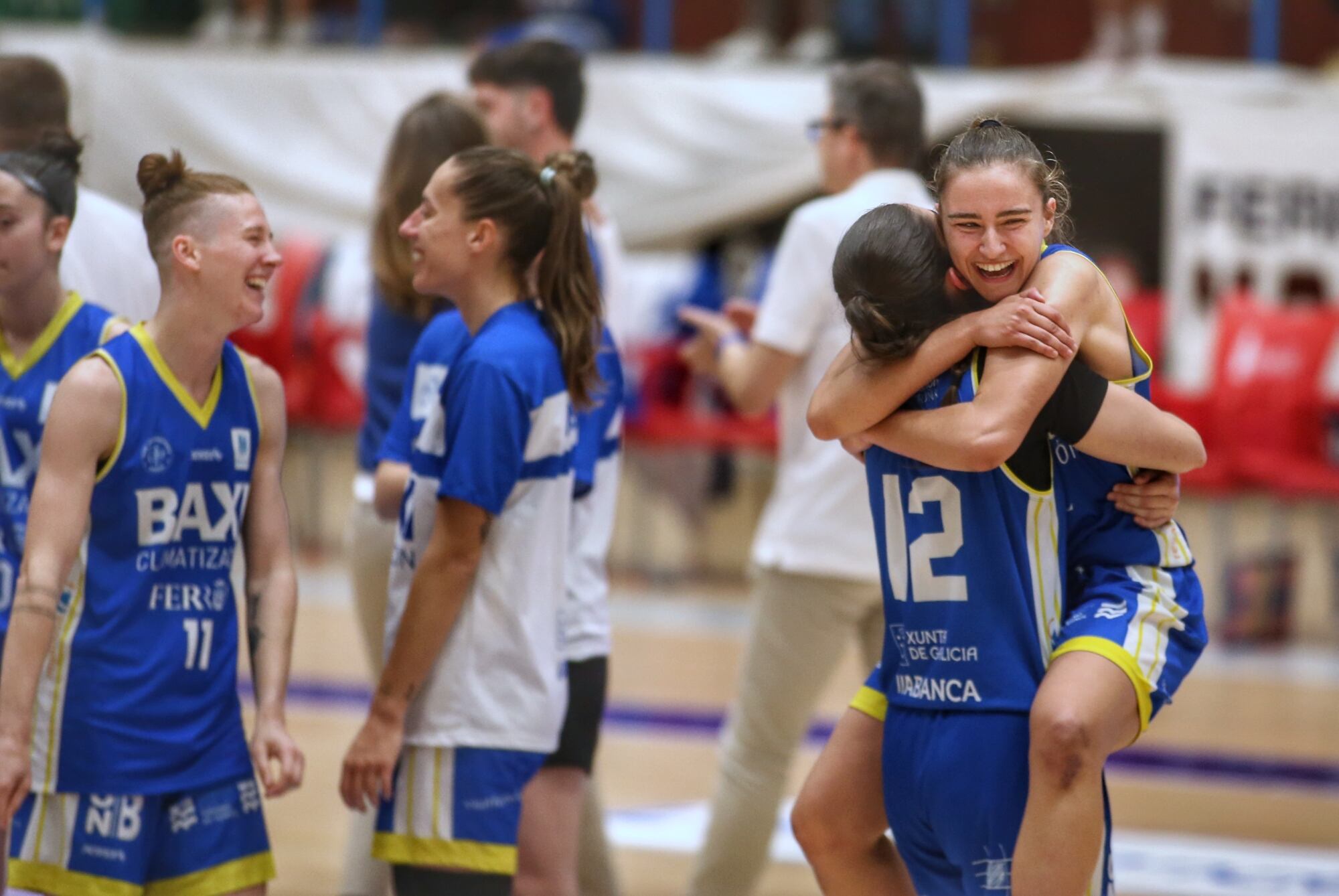 Las jugadoras del Baxi celebran la victoria ante el Movistar Estudiantes en A Malata, que las clasificó para la fase por el título en la Liga Femenina Endesa (foto: Mero Barral / Cadena SER)