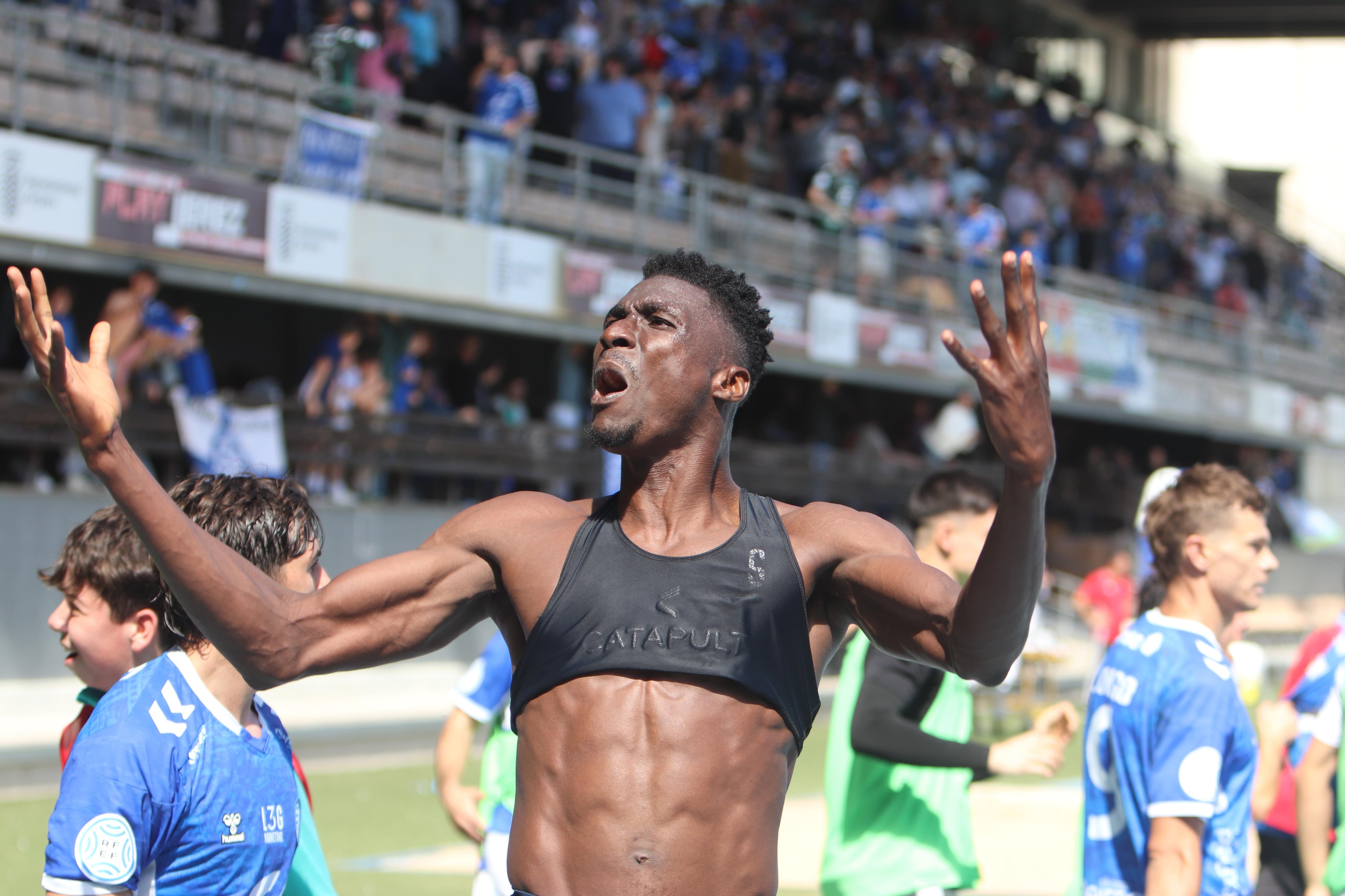 Udom celebra uno de los goles en Chapín