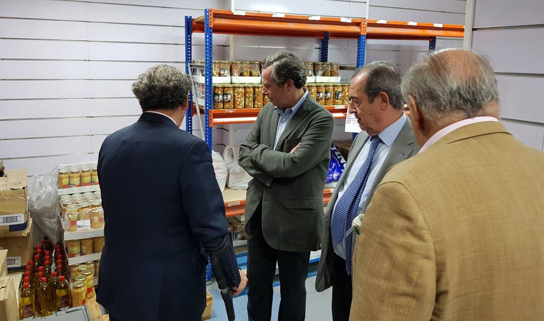 El hermano mayor de La Macarena, José Antonio Fernández Cabrero -a la izquierda-, durante la visita a las nuevas instalaciones de la Asistencia Social de la cofradía