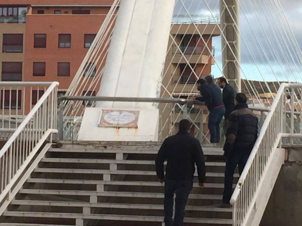 Rescatan con vida del cauce del río al joven que se había encaramado a la pasarela Miguel Navarro de Lorca