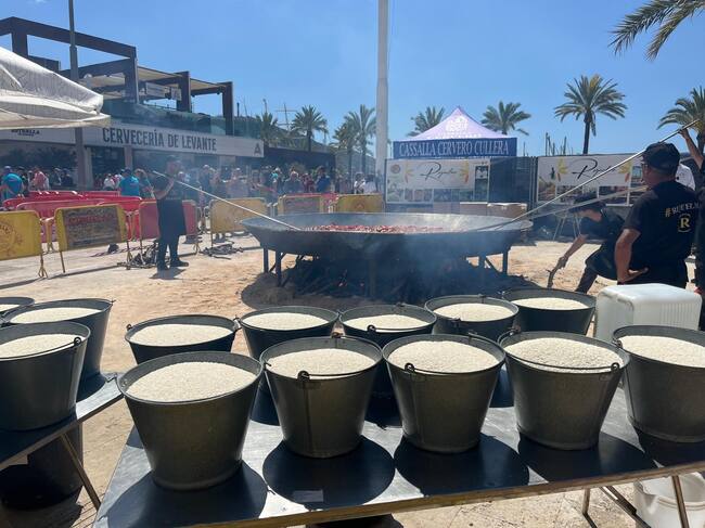 Elaboración de una paella gigante durante la celebración de las Fallas en Cartagena.