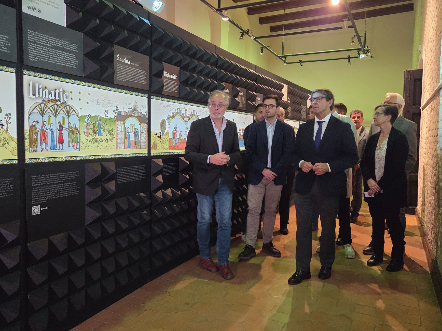Las autoridades recorriendo la exposición que se ubica en el Palau Comtal