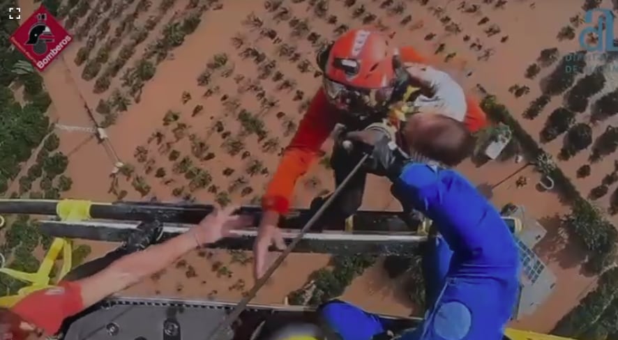 Los bomberos del Consorcio de Alicante rescatan a una mujer y su bebé de un año en una vivienda de Riola