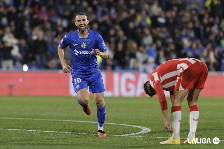 Borja Mayoral celebrando el 2-1 para el Getafe en el descuento de la primera mitad.