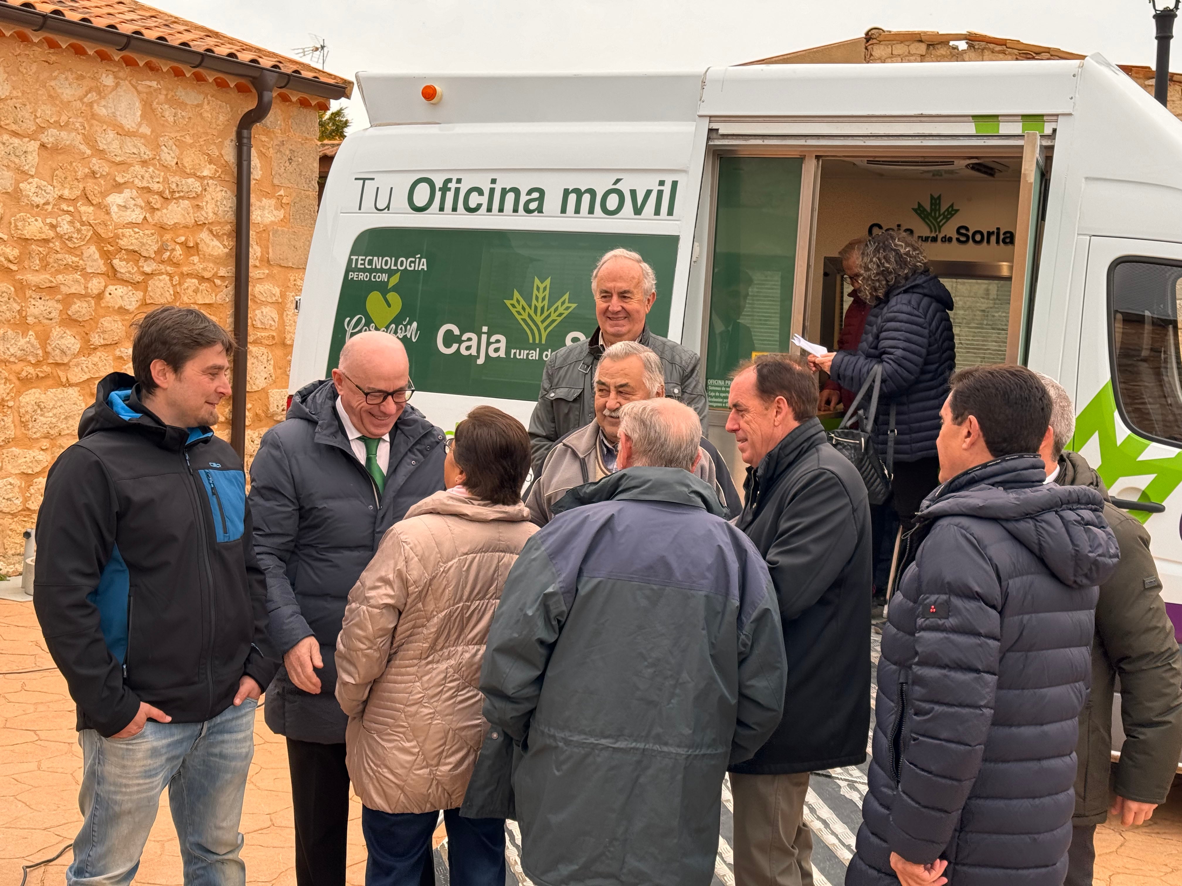 La oficina móvil de Caja Rural de Soria, en Adradas.