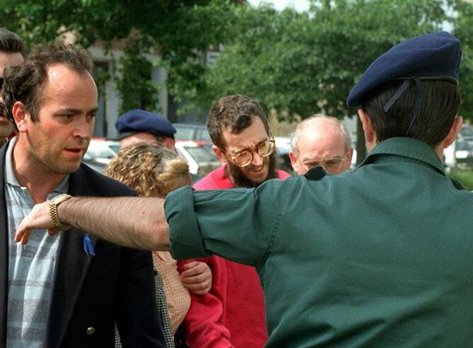 Julio 1997.- El funcionario de prisiones José Antonio Ortega Lara, secuestrado por ETA durante 532 días, tras su liberación por fuerzas de la Guardia Civil de Guipúzcoa. Fue un cautiverio que conmocionó a los españoles a mediados de la década de los noven