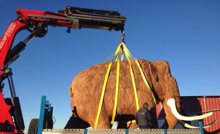 Un grupo de técnicos traslada una réplica de un mamut que se va a instalar en Granada. 