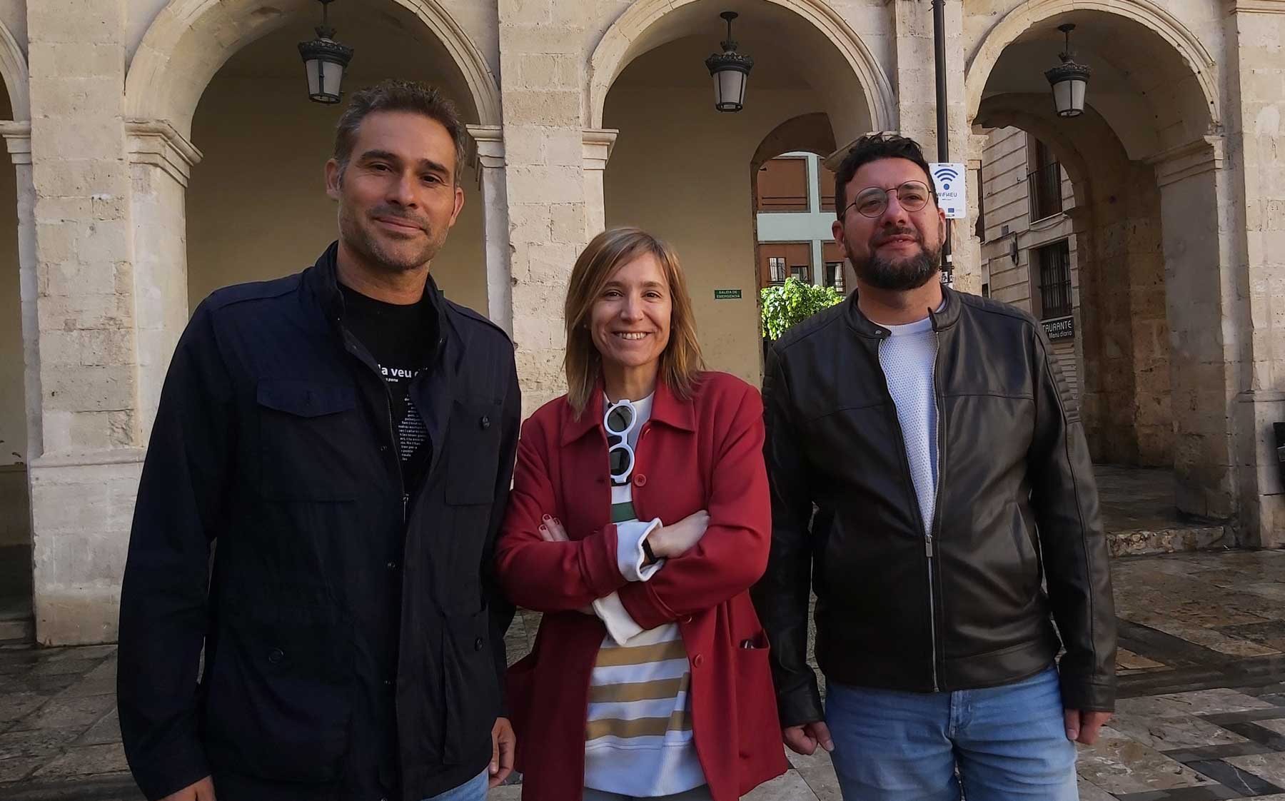 El diputado autonómico Gerard Fullana, a la izquierda, acompañado por los concejales alcoyanos Cuqui Guillem y Aleixandre Cerradelo