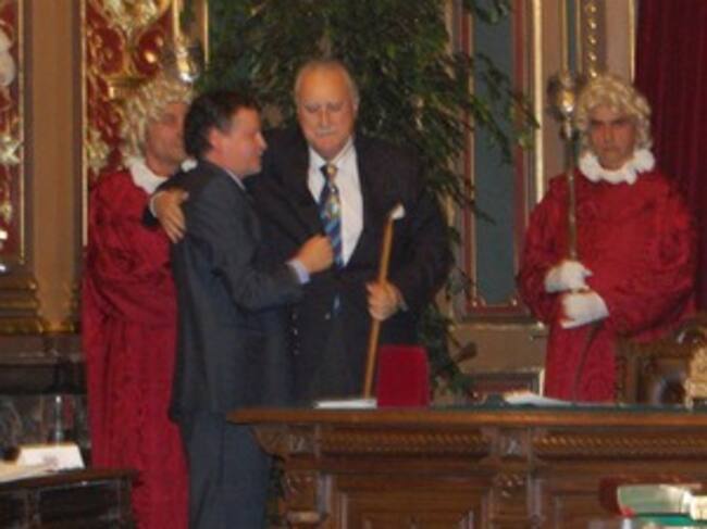 El alcalde de Bilbao, Iñaki Azkuna, recoge la makila de mando de manos del secretario municipal