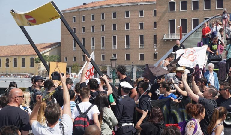 Protestantes en la entrada a los controles de acceso de turistas en Venecia.