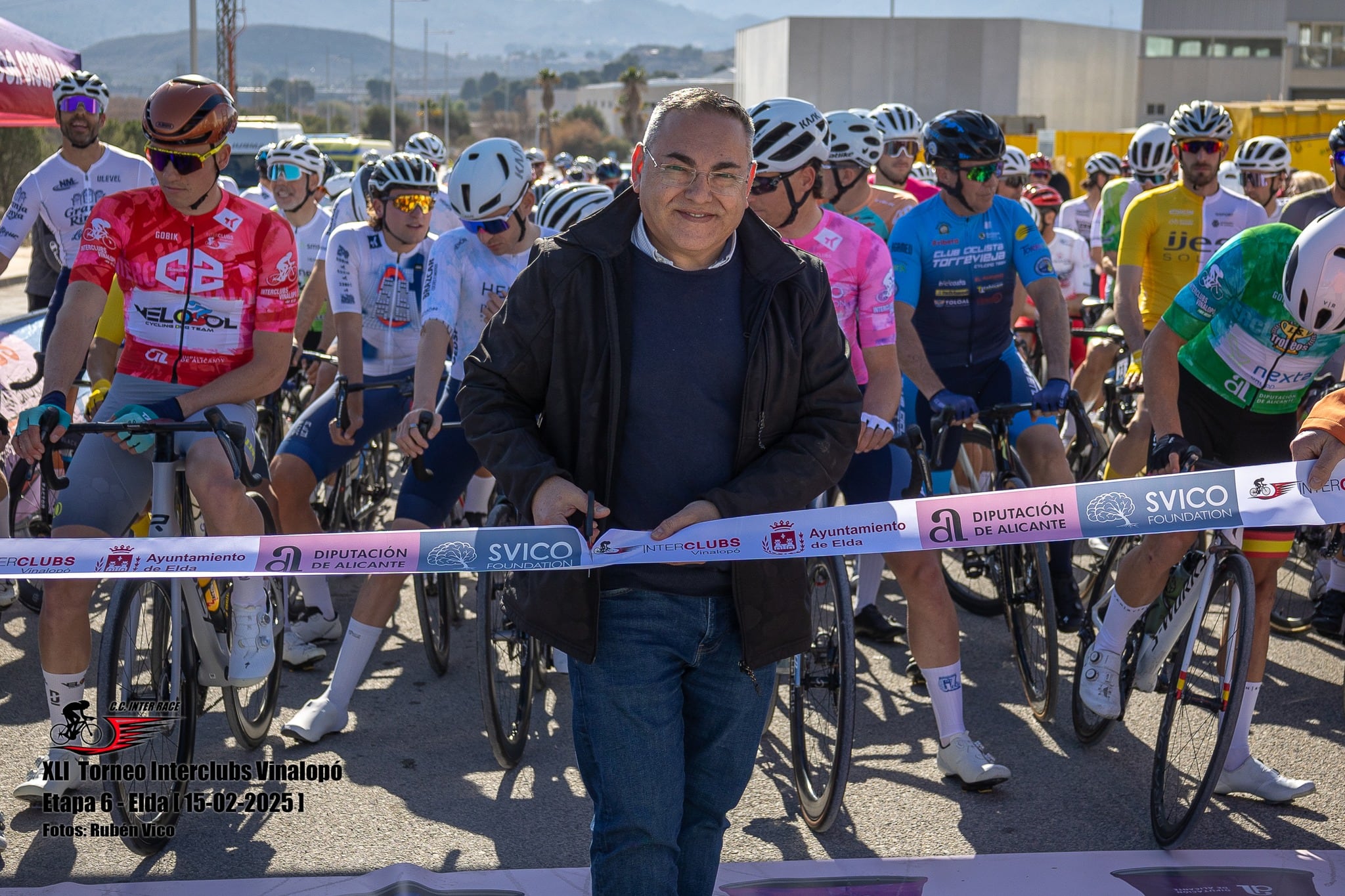 Enrique Quilez, edil de Deportes de Elda, cortó la cinta de salida