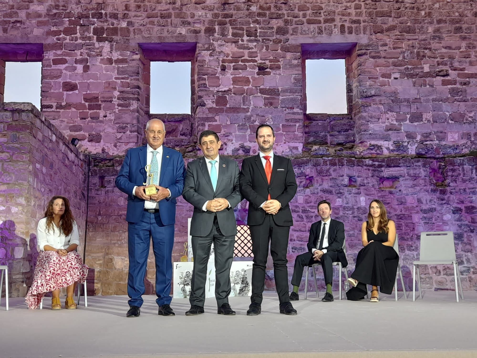 Representantes de Picualia reciben su premio