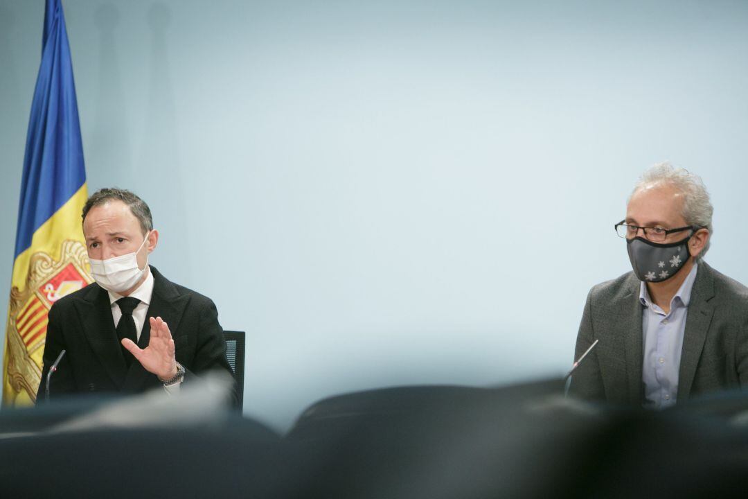 El cap de Govern, Xavier Espot, i el president d'Ski Andorra i cònsol major de Canillo, Francesc Camp, durant la roda de premsa d'aquest dijous.